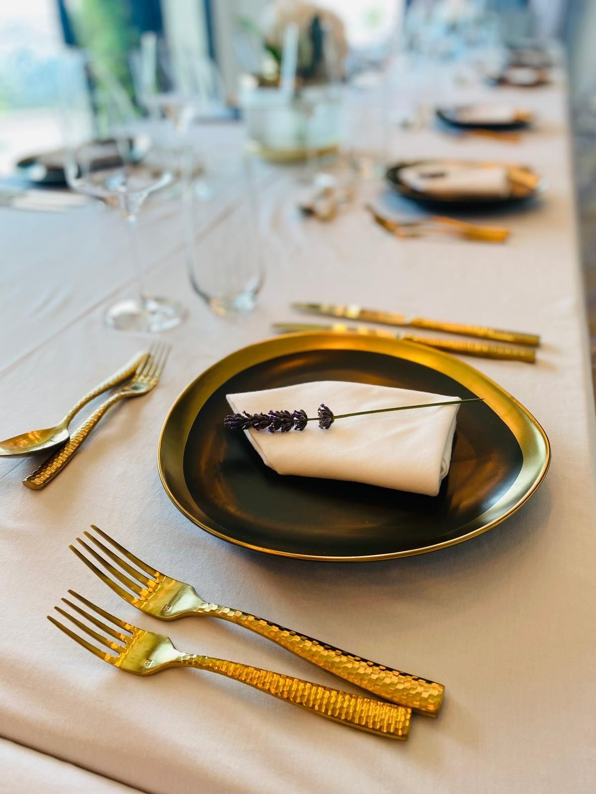 Gastronomic plate, gold and black detail.